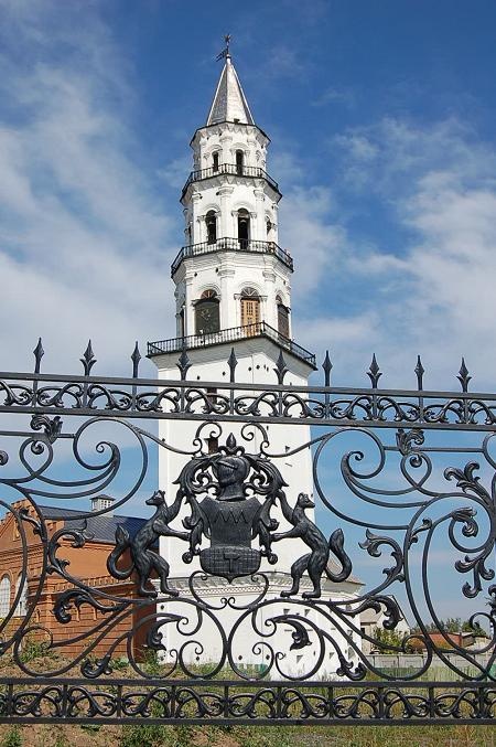 Newjansk_Turm.JPG - ...dafuer ist es heute um so schoener. Das ist der "schiefe Turm" von Newjansk. Er steht auf dem Gelaende einer alten Fabrik, dessen Besitzer... 
