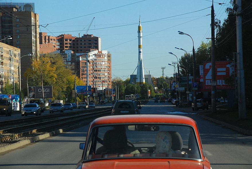 DSC_4515.JPG - So ist das in Russland: wenn die Drfler in die Stadt fahren, dann sitzt SIE gern hinten - normalna.