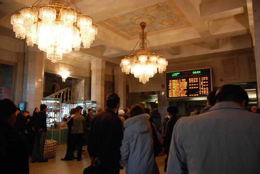 DSC_0556.JPG - Am Bahnhof in Ekaterinburg: es ist halb neun (an der Tafel steht immer Moskau-Zeit) und wir warten auf die Information, auf welchem Gleis unser Zug einluft. Dann geht man nach oben...