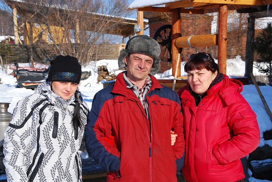 DSC_8068.JPG - Unsere Gastgeber v.l.n.r.: Tochter Kira, Andrej und Jana.