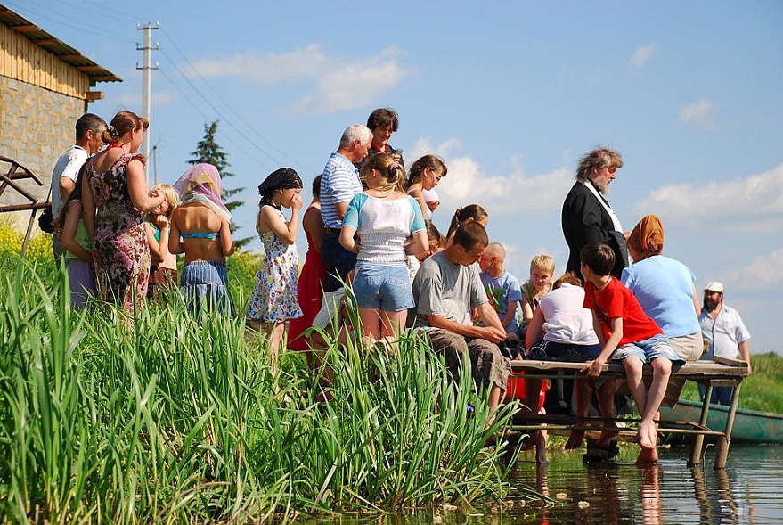 DSC_1904.JPG - Bei uns am Fluss werden Kinder getauft. Das findet bei schlechtem Wetter...