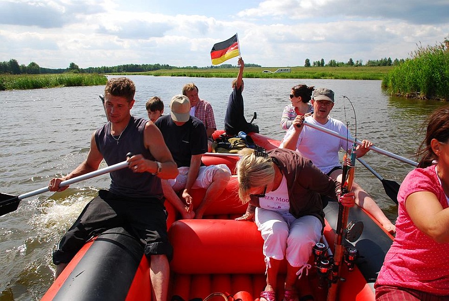 DSC_2222.JPG - Lutz und Sabine suchen den Boden ab und unsere neuen Gste Egmont, Stafan und Natsha mit Sohn Andre aus Bremen mssen rudern. Vorne links: Nachbar Locha.