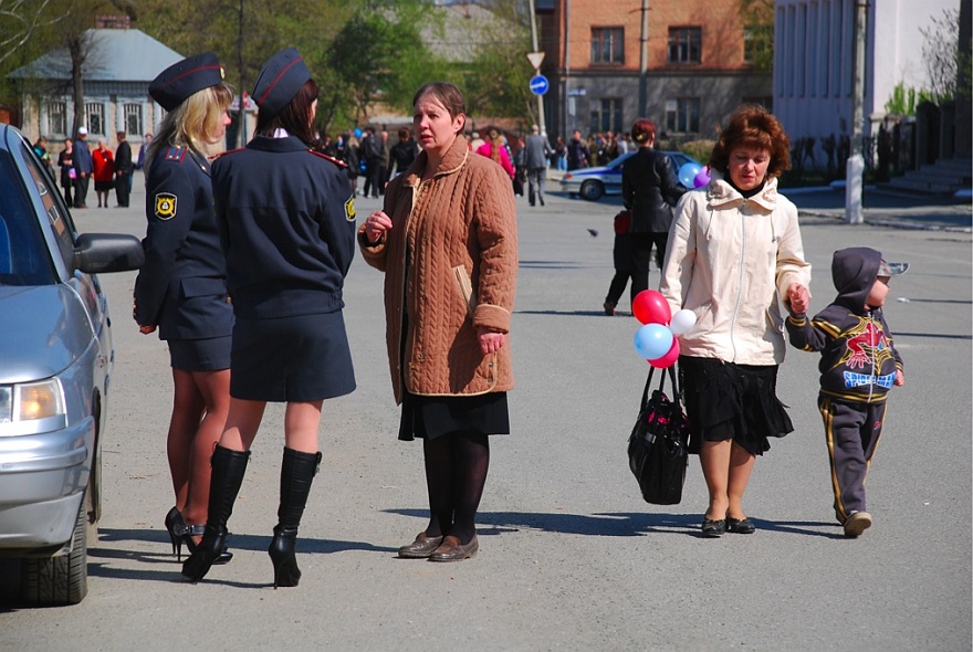 DSC_5706.JPG - Resonanzstarkes Bild: Polizistinnen auf der Parade vom 09. Mai in Newjansk.