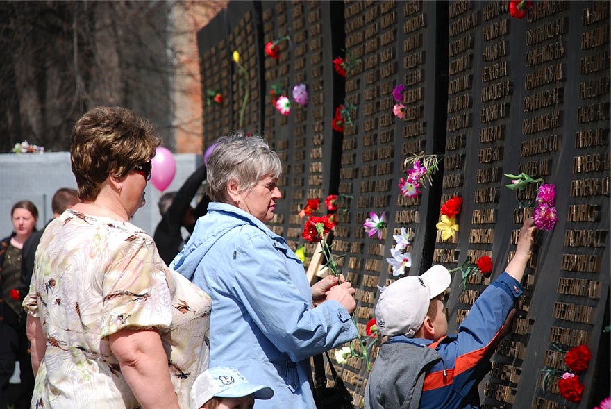 DSC_5736.JPG - Blumen werden hinter die Namen von Verwandten gesteckt.