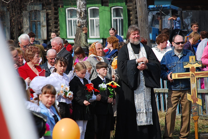 DSC_1758.JPG - Viktor im Kreis seiner Gemeinde.