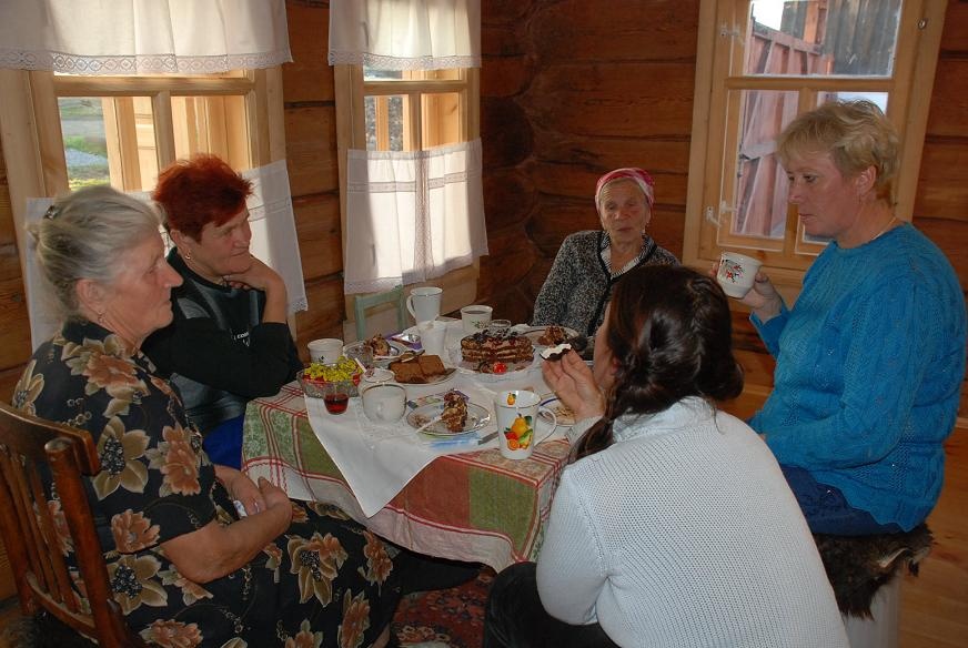 DSC_0473.JPG - Und am nchsten Tag kommen unsere Nachbarn zum Kaffee mit Likr.   v.l.n.r.: Katja, Gala, Domna und Nadja.